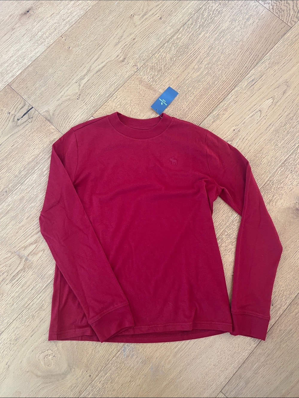 NWT - abercrombie kids essential long-sleeve icon crew tee in rich ruby